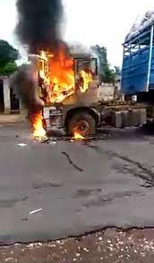 Anambra Gunmen burnt 3 tomatoes trucks after burglarizing travelers on the Onitsha Owerri expressway video