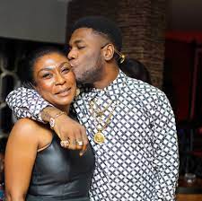 As Burna Boy's mother speaks to them in excellent French, the city's supporters go crazy (Video)